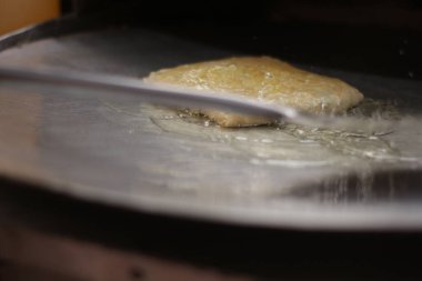 Bir erkek el yapımı sebze martabak jawa yapar..