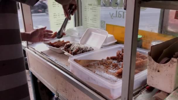 Street Food Verkäufer Bereiten Auf Indonesisch Knusprige Bananen Die Als — Stockvideo