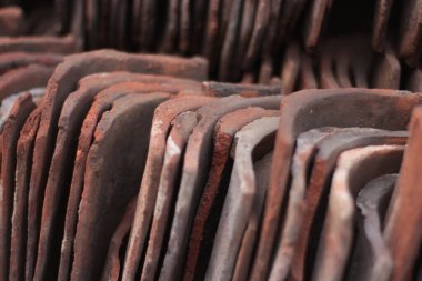 Evde kullanılmış kil kiremit yığını.