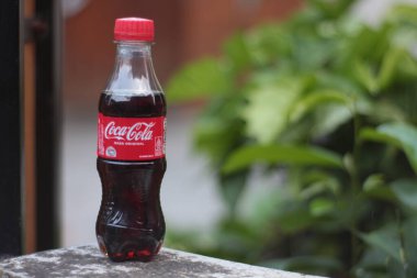 Karbonatlı meşrubat şişeleri. Geçmişi bulanık Coca Cola.