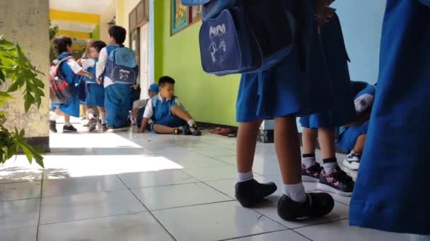 Een Groep Vrolijke Indonesische Plattelandsschoolkinderen Kinderen Uniform Rugzakken Die Schooltijd — Stockvideo