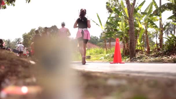 2023 Maraton Koşucusu Köy Yolundan Geçiyor — Stok video