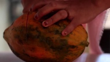 Taze papaya meyvesini doğramak ve soymak. Papaya Latincede Carica Papaya 'dır 