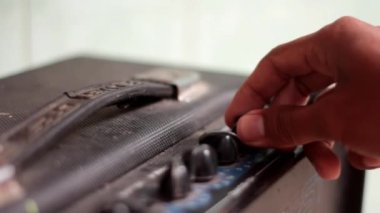Amplifikatör topuzunu kapatıyorum..