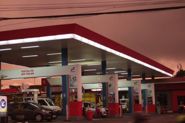 Alacakaranlık ve bulutlu günlerde yakıt ikmali yeri.