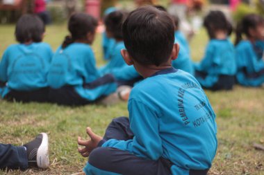 Çocuklar dışarıda öğrenmekten keyif alırlar. Endonezyalı Çocuklar. Asyalı çocuk