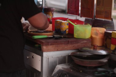Seçici odaklanma. Malezya Tatlısı, Martabak Manis. Tatlı martabak yapma süreci (terang bulan).