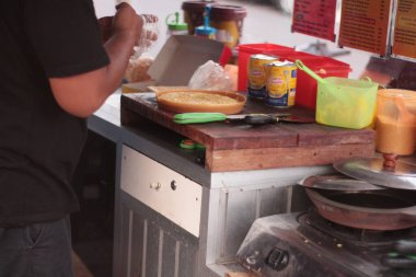 Seçici odaklanma. Malezya Tatlısı, Martabak Manis. Tatlı martabak yapma süreci (terang bulan).
