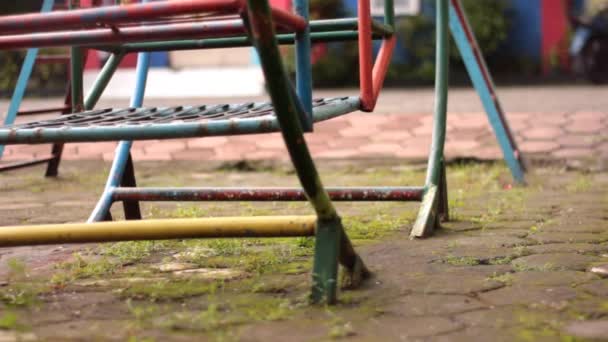 遊び場でシネマティックな空振り 児童誘拐の概念 — ストック動画