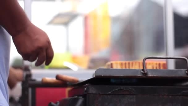 Prodavač Topinek Griluje Tousty Zvané Roti Bakar Bandung — Stock video