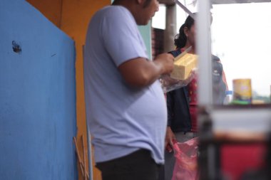 Seçici odaklanma. Malezya tatlısı yapıyorum, roti bakar. Tatlı roti bakar yapma süreci