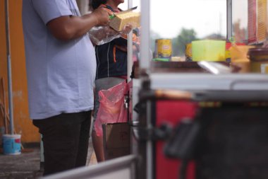 Seçici odaklanma. Malezya tatlısı yapıyorum, roti bakar. Tatlı roti bakar yapma süreci