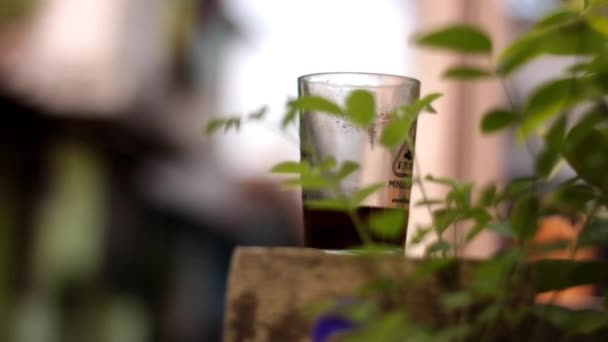 Kávét Főzött Egy Rusztikus Teraszon Veszik Hogy Élvezze — Stock videók