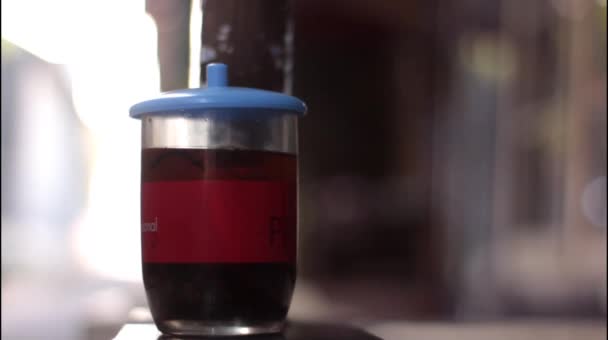 Заварений Чай Склянці Вранці Щоб Супроводжувати Ранкові Заходи — стокове відео