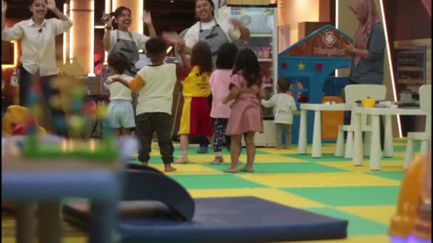 Bir Muhafız Kardeş Oyun Alanındaki Çocuklarla Etkileşime Geçiyor Dans Eden — Stok video