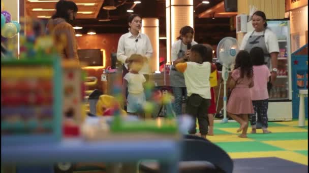 Een Bewaker Heeft Contact Met Kinderen Speeltuin Dansen Samen Kinderen — Stockvideo