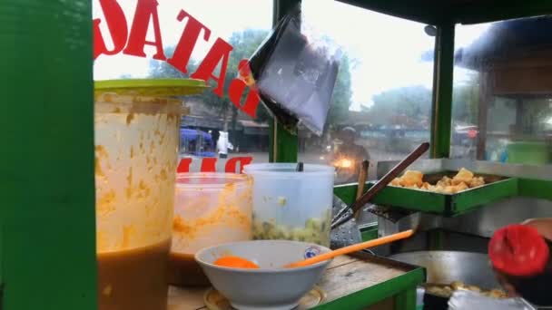 Indonesisk Gatuförsäljare Betjänar Kund Utomhusmarknaden Man Förbereder Maträtt Som Heter — Stockvideo