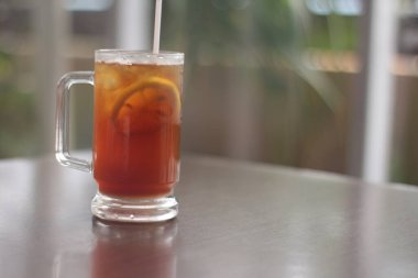 Masada bir bardak buzlu limon çayı. Limonlu buzlu çayı kafede tazeliyorum..