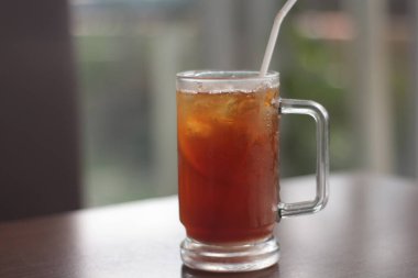 Masada bir bardak buzlu limon çayı. Limonlu buzlu çayı kafede tazeliyorum..