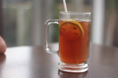 Masada bir bardak buzlu limon çayı. Limonlu buzlu çayı kafede tazeliyorum..
