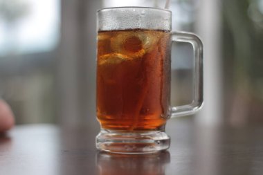 Masada bir bardak buzlu limon çayı. Limonlu buzlu çayı kafede tazeliyorum..