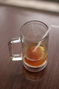 Masada bir bardak buzlu limon çayı. Limonlu buzlu çayı kafede tazeliyorum..