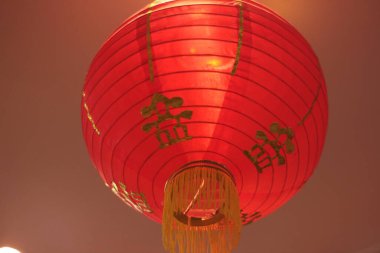 Alışveriş merkezinin girişinde kırmızı fener var.