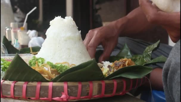 男性はウラップ インドネシアのサラダ フライドチキン 麺を食べる タンポンライスは 感謝祭のために提供されます — ストック動画