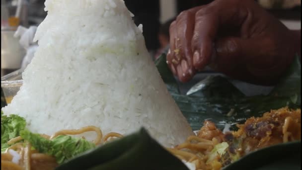 男性はウラップ インドネシアのサラダ フライドチキン 麺を食べる タンポンライスは 感謝祭のために提供されます — ストック動画