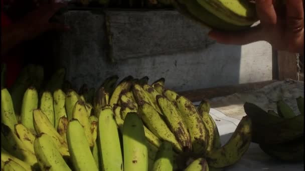 Indonéský Muž Nakupuje Ovoce Zeleninu Místním Trhu Žena Koupit Banány — Stock video