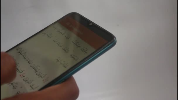 Pessoas Lêem Alcorão Com Telefones Inteligentes Mês Ramadã — Vídeo de Stock