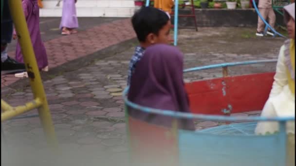 Индонезийские Дети Играют Парке После Школы Друзьями — стоковое видео