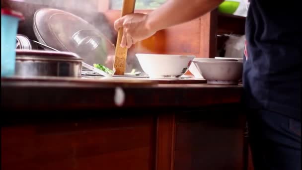 选择性调焦米娅姆是印尼常见的调味黄麦面 配上鸡丁肉 — 图库视频影像