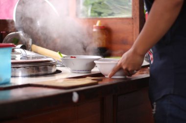 Seçici odak noktası: Mie ayam, Endonezya 'nın baharatlı sarı buğday eriştesi ve doğranmış tavuk etidir..