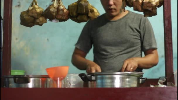 Enfoque Selectivo Preparando Kupat Tahu Blabak Comida Tradicional Contiene Rodajas — Vídeos de Stock