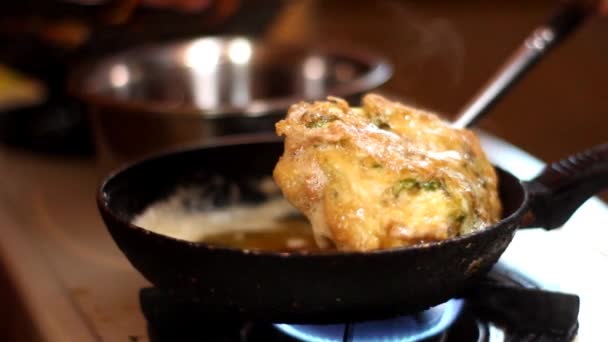 Coloque Una Sartén Con Huevos Fritos Mezclados Con Cebollas Verdes — Vídeos de Stock