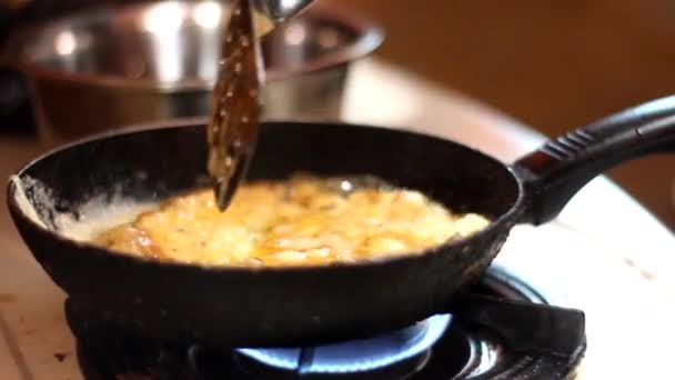 Coloque Uma Frigideira Com Ovos Fritos Misturados Com Cebolas Verdes — Vídeo de Stock