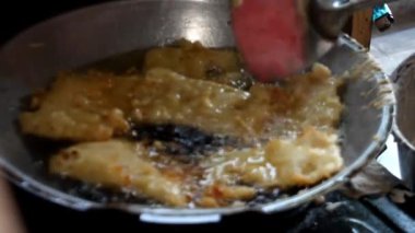 Endonezya 'nın en sevdiği geleneksel yemek soya fasulyesinden türetilmiştir. Endonezya sokak yemekleri. Evde tempeh pişirmek..