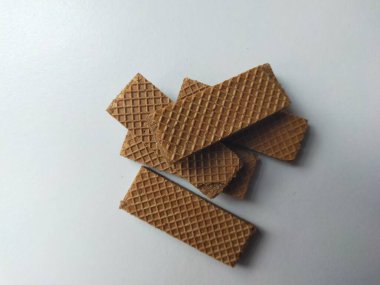 Üstüste yığılmış dikdörtgen çikolatalı gofretler beyaz arka planda..