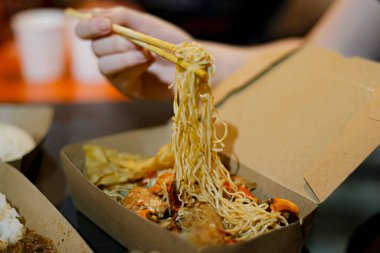 Erişte çubuğunda yengeç eriştesi, kahverengi bir kutuda.