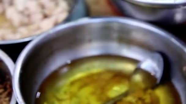 Курячу Локшину Приправляють Бульйоном Перемішують Мисці Нержавіючої Сталі Street Food — стокове відео