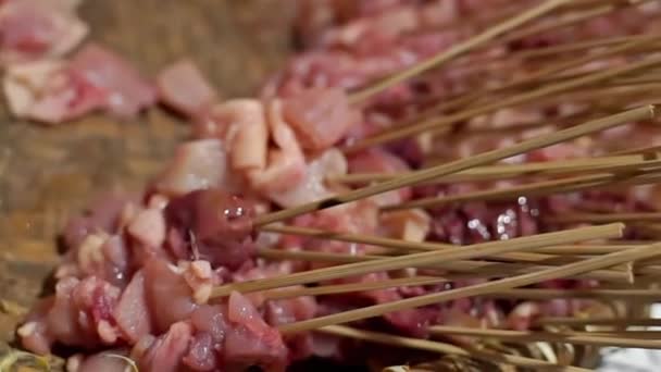 Hähnchensatay Der Spieß Aufgespießt Wurde Die Kamera Rückt Näher Streetfood — Stockvideo