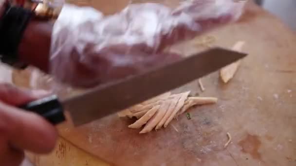 Picar Carne Pollo Hasta Que Coloque Recipiente Que Contenga Fideos — Vídeos de Stock