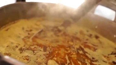 Biftek tangseng etini sıcak tavaya koy ve ton sengi etini, sokak yemeğini çıkar.