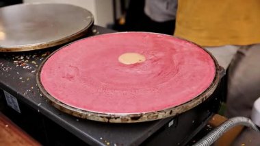 D 'Crepes' e beyaz süt koy ve sütü eşit olarak dağıt, sokak yiyeceği.