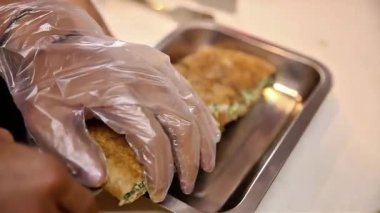 Yumurta martabak 'ı paslanmaz çelik bir tepsiye koymak, Sokak Yemeği