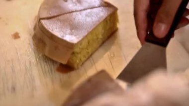 Tatlı bangka martabak 'ı paslanmaz çelik tepsiye, sokak yemeklerine koymak.