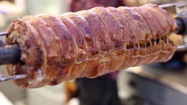 Bali usulü domuz rostosu otomatik kızartma makinesi kullanır.