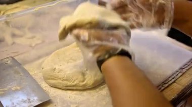 Pasta hamuru basılırken una verilir, sokak yemeği.