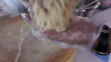 Erişteleri kaynayan suya koyma süreci, sokak yemekleri.